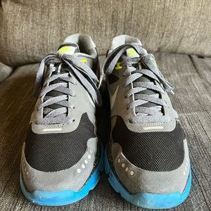 Mens 7.5 nike lunar ventures in blue and grey.